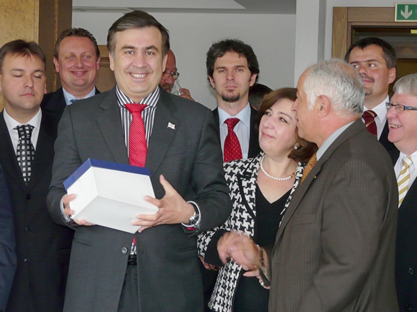 На встречу с Саакашвили была приглашена фирма FAVEA